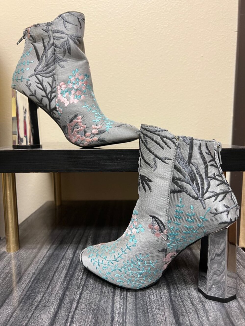 New So Me Embroidered Brocade Floral Metallic Octagon 4in Heel Ankle Boot Size 7
